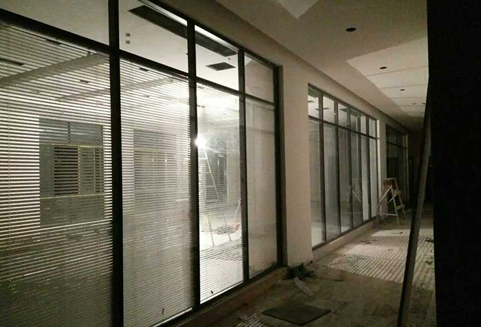 雙玻分隔百葉隔斷